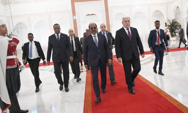 الرئيس الصومالي يزور مقام الشهيد والمتحف الوطني للمجاهد بالعاصمة