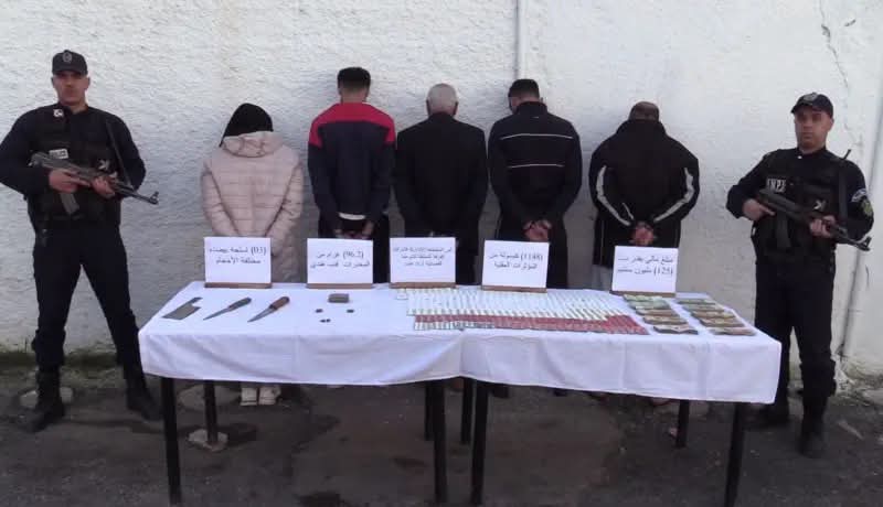 توقرت: الإطاحة بشبكة من بينهم إمرأة يمتهنون التشهير وابتزاز الأشخاص