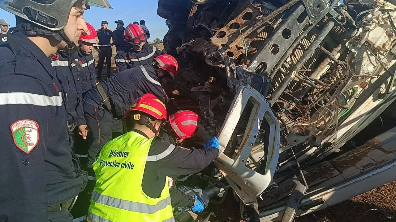 وفاة شخص في حادث انقلاب شاحنة للخرسانة ببومرداس