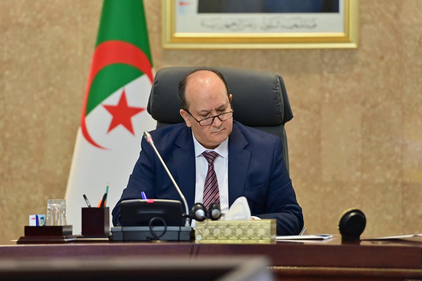 الوزير الأول يترأس اجتماعا للحكومة لدراسة مشروع نظام وطني للمساعدة في اتخاذ القرار