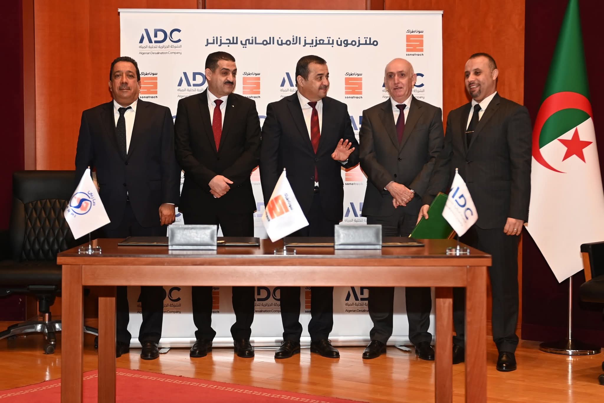 وزير المحروقات والمناجم يشرف على التوقيع على عقود إنجاز ثلاث محطات كبرى لتحلية مياه البحر.