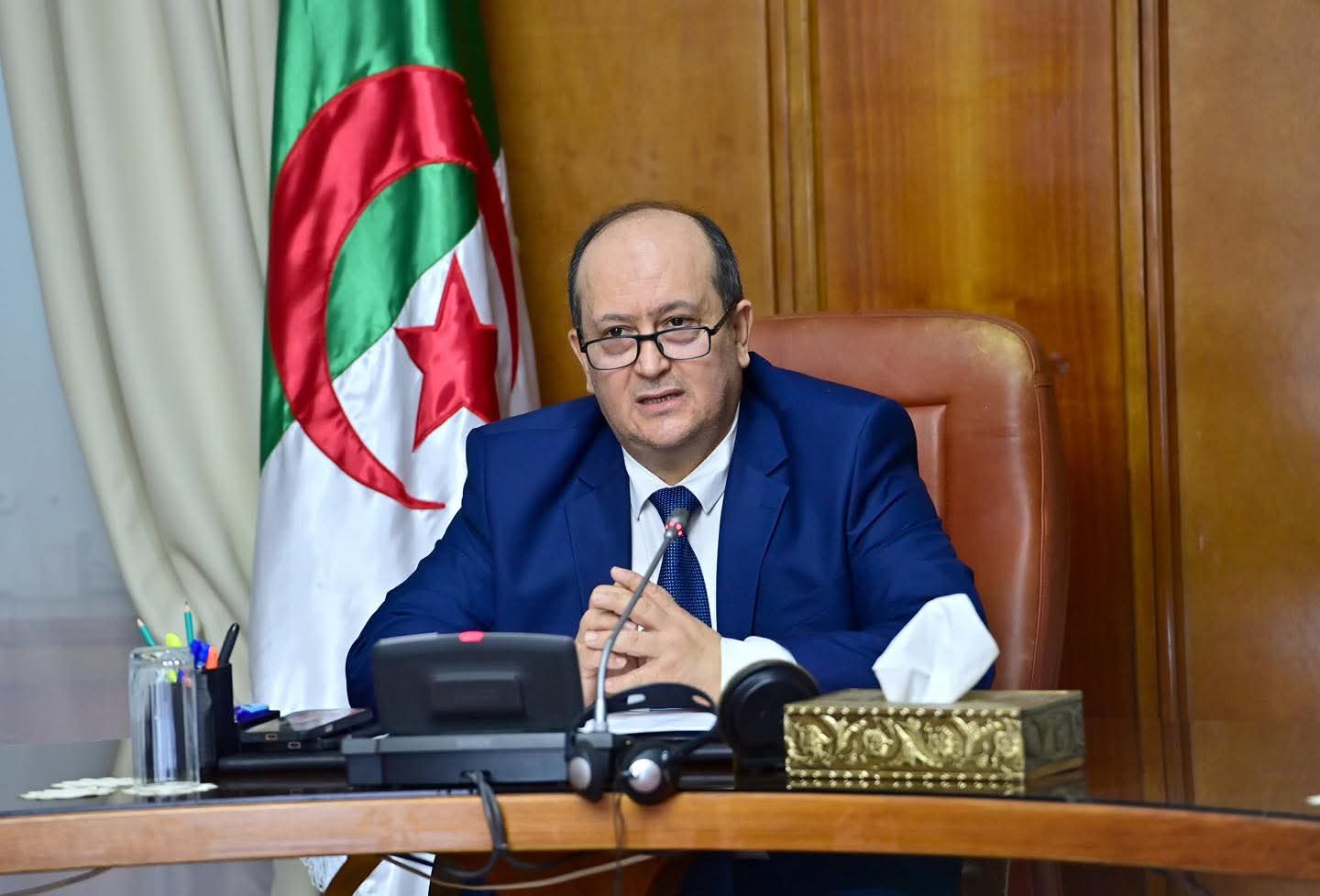 الوزير الأول يترأس اجتماعًا وزاريًا مشتركًا لتنصيب فوج عمل خاص بصناعة المركبات