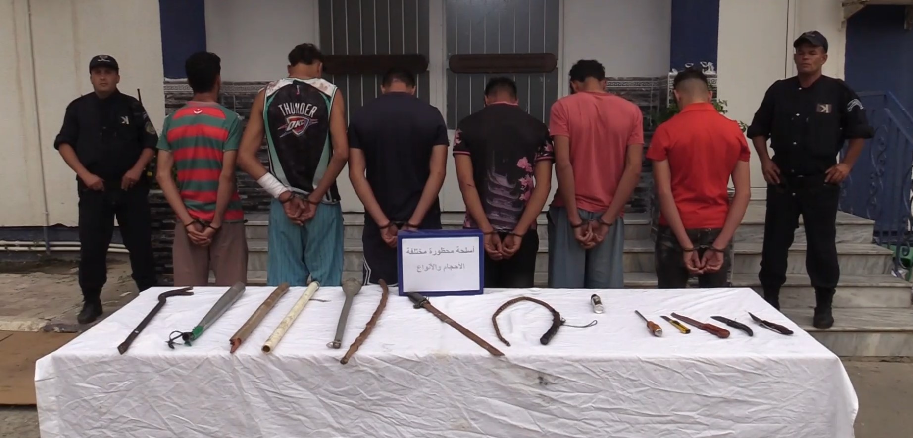 شرطة العاصمة توقف 42 شخصا ينشطون ضمن عصابات أحياء وتضبط أسلحة بيضاء ومؤثرات عقلية