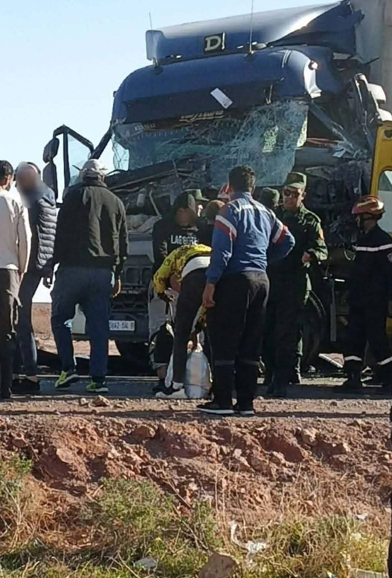 11 مصاب في حادث اصطدام بين حافلة وشاحنة ببشار