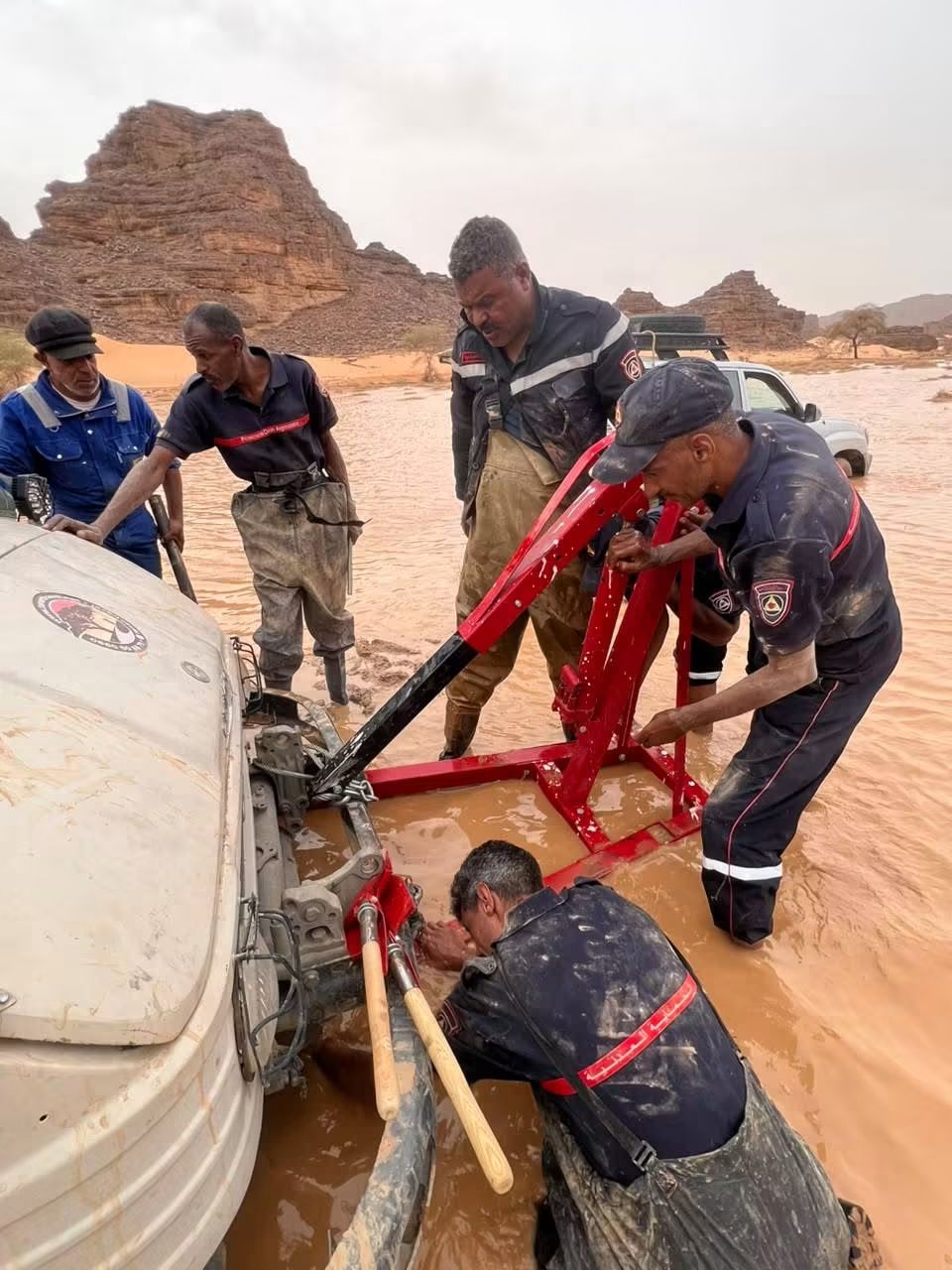 إنقاذ سياح أجانب عالقين داخل مركبة بمجرى مائي في جانت