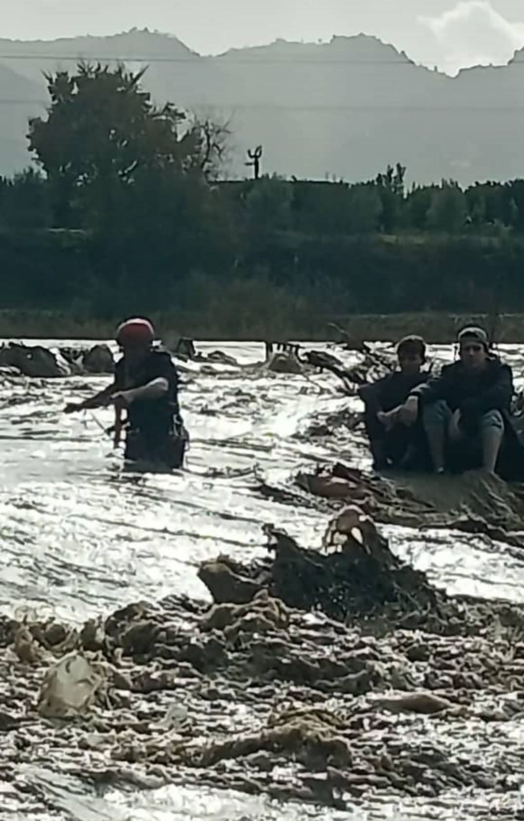 تيزي وزو: فرق الحماية المدنية تكثف جهودها لإنقاذ عالقين بوادي سباو