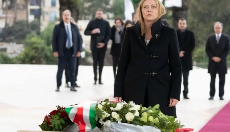 ميلوني تضع إكليلا من الزهور أمام النصب التذكاري بمقام الشهيد
