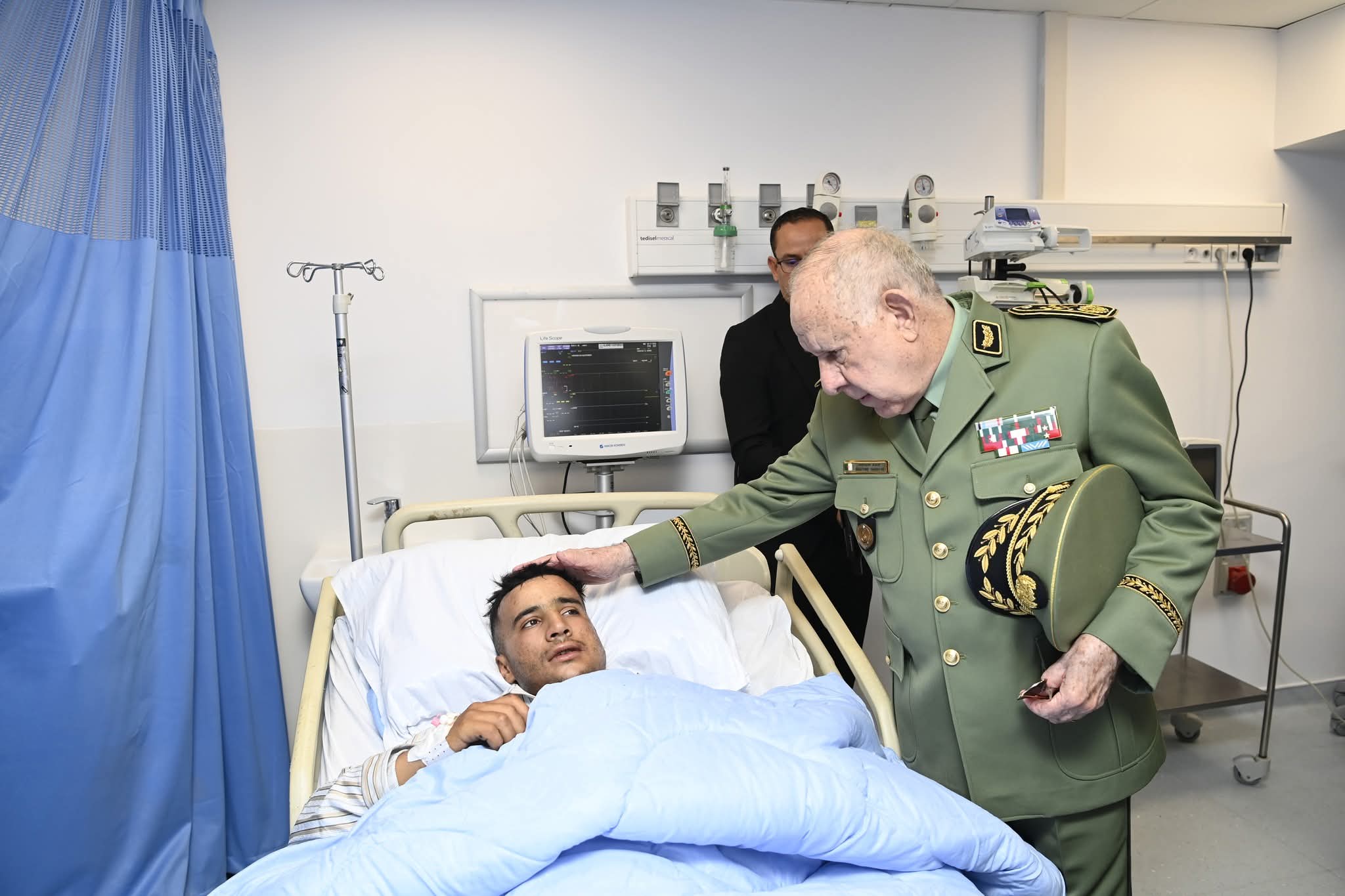 الفريق أول شنڨريحة يتفقد جرحى حادث المرور الأليم بولاية بني عباس