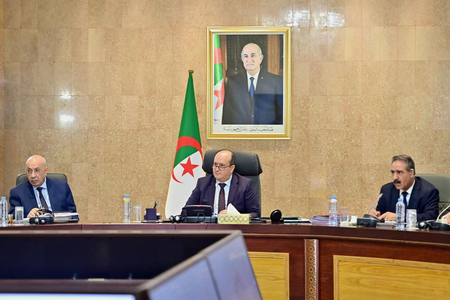 الوزير الأول يترأس اجتماعًا للحكومة لدراسة مشاريع استراتيجية في الطاقة والأشغال العمومية