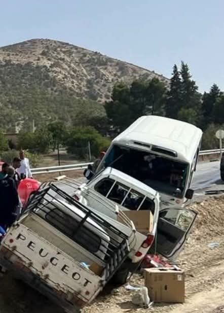 8 مصابين في اصطدام بين سيارتين وحافلة بتبسة