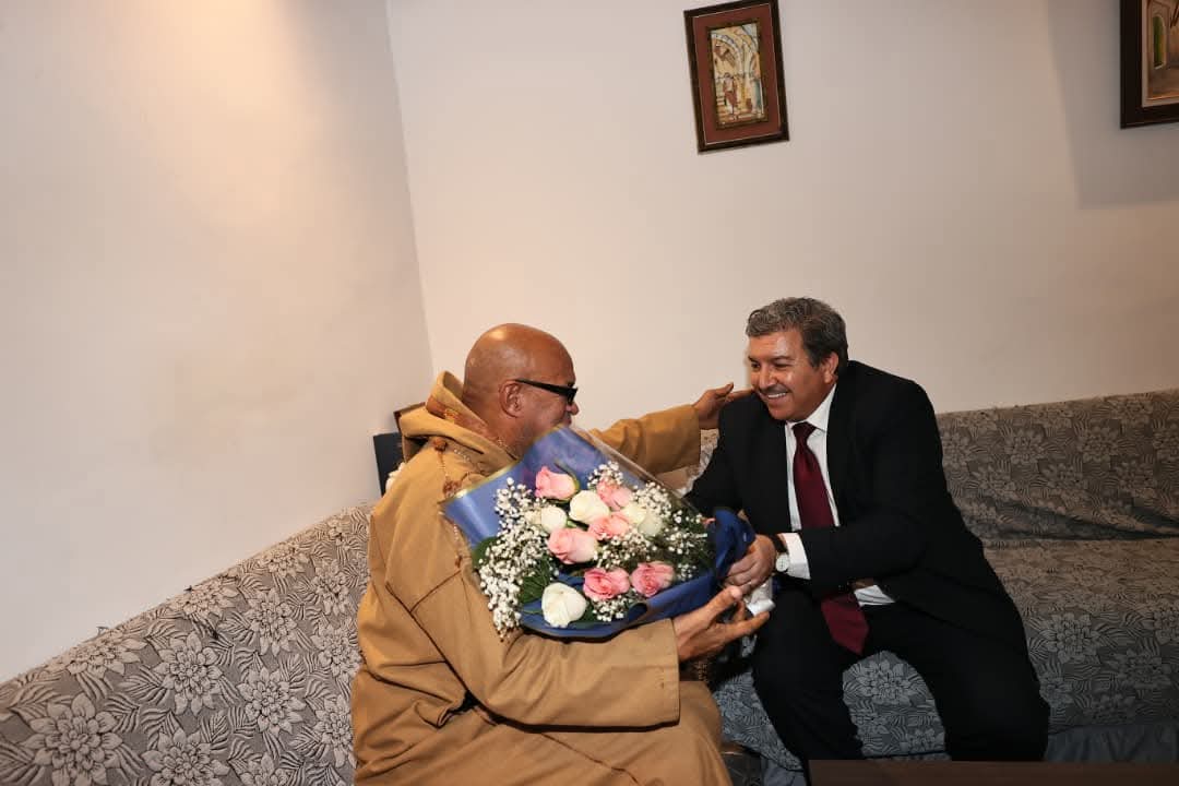 وزير الاتصال يزور الاعلامي احميدة العياشي للإطمئنان على وضعه الصحي