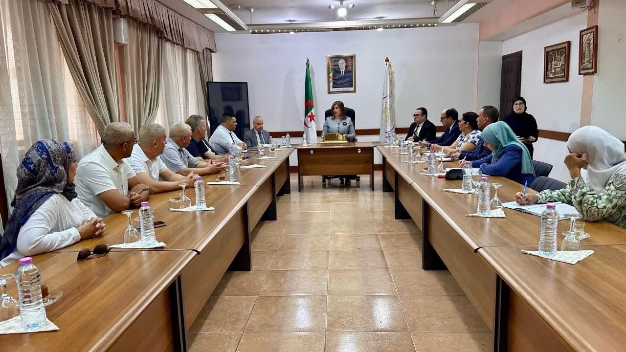 الوزيرة مولوجي تلتقي شركائها الاجتماعيين