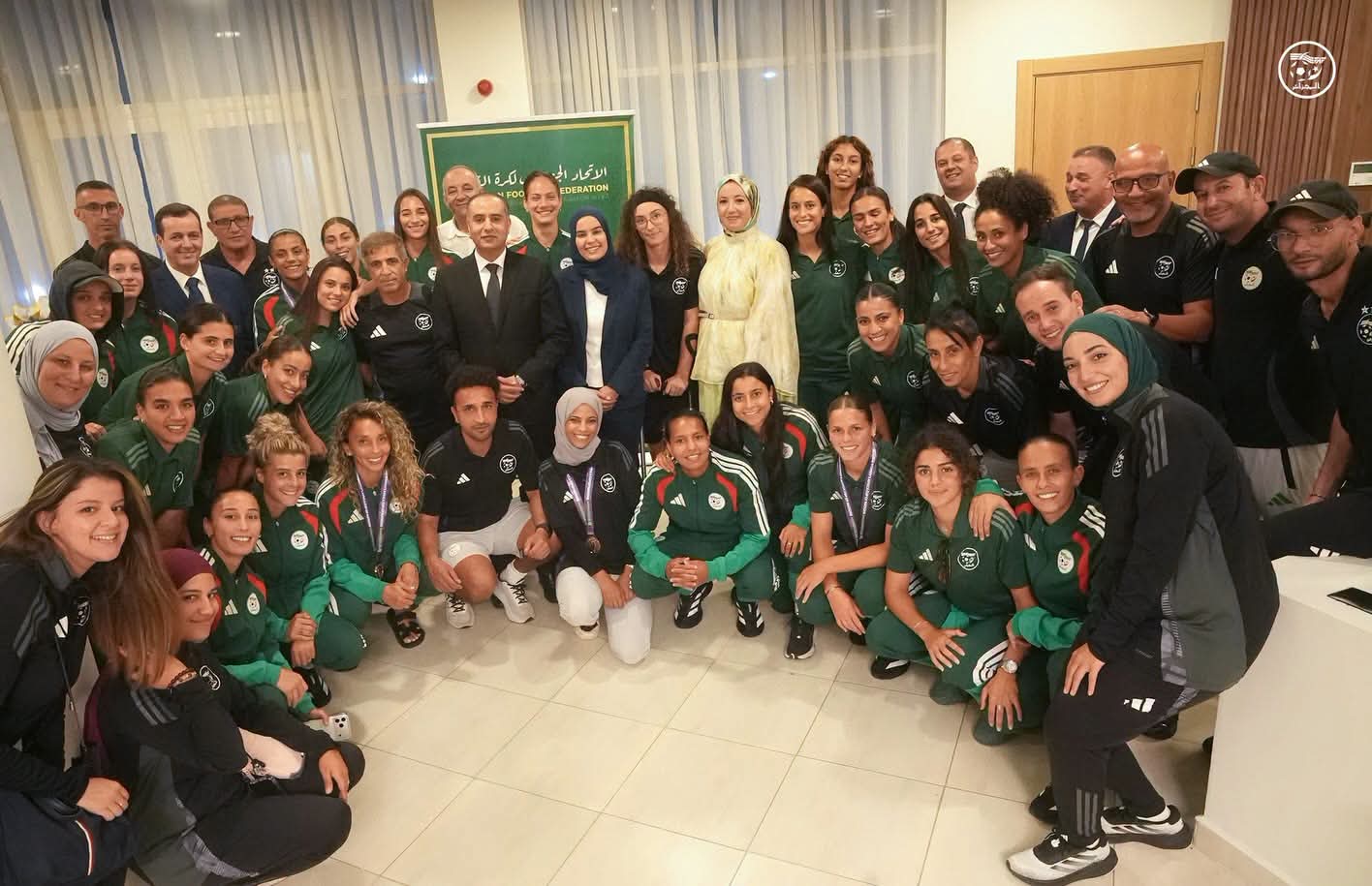 وليد صادي يستقبل المنتخب الوطني للسيدات بعد التتويج بالبرونزية