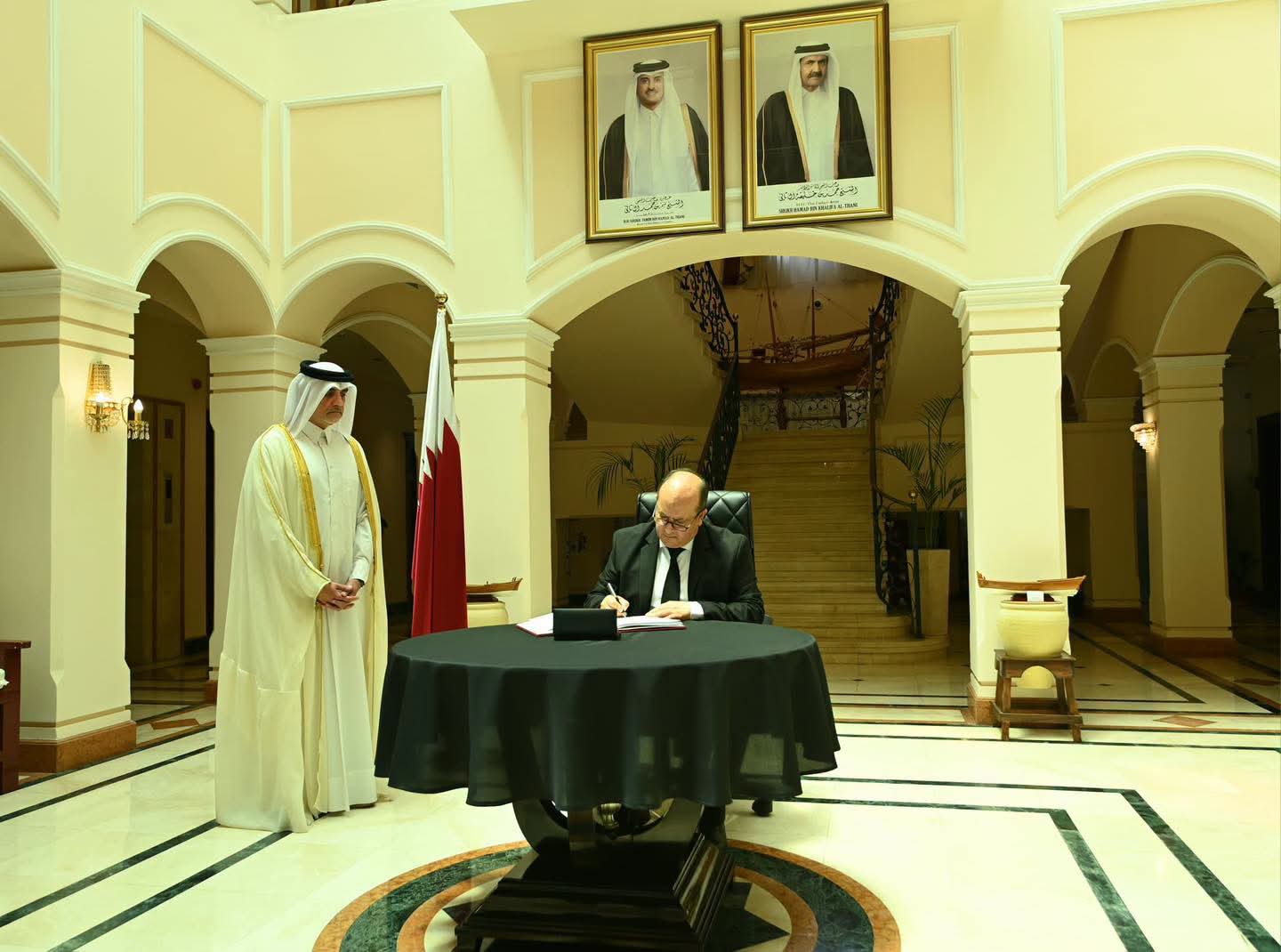 باسم الرئيس تبون.. الوزير الأول يوقّع سجل التعازي في وفاة الأمير الوالد الشيخ حمد بن خليفة آل ثاني