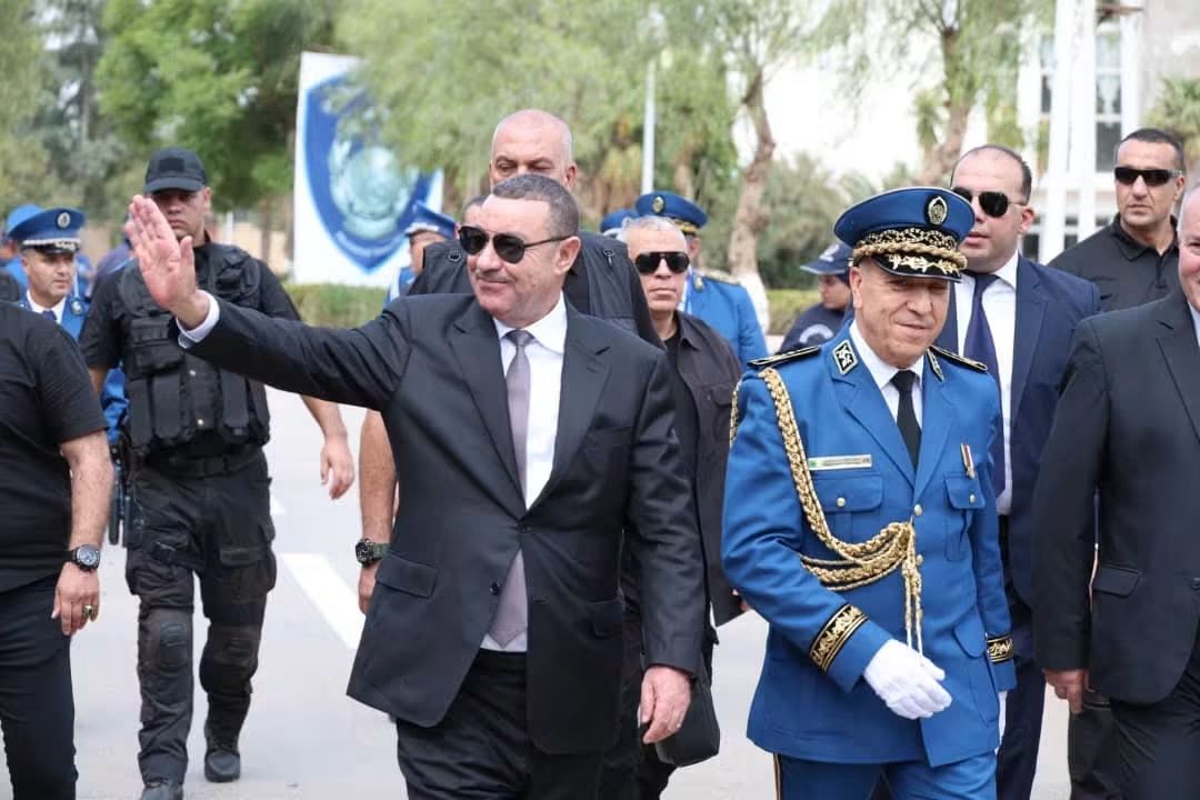 وزير الداخلية يكرّم عائلة شهيد الواجب الوطني حافظ الشرطة كرليفة بن عائشة