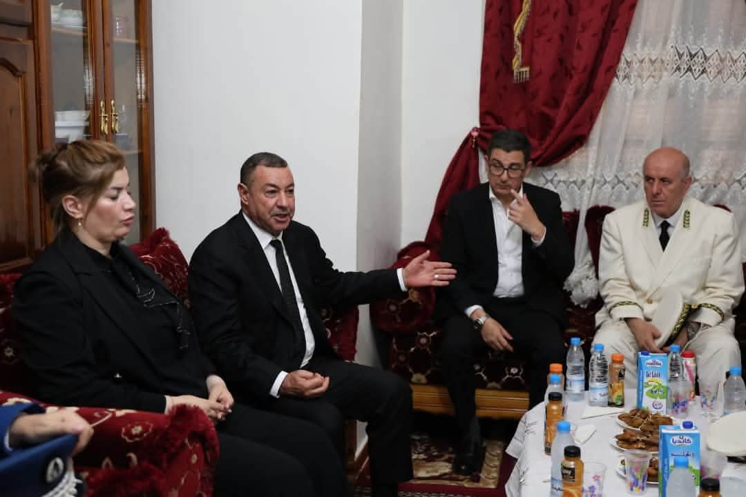 وزير الداخلية يعزي عائلة ضحية حرائق أولاد ميمون ويؤكد متابعة الوضع ميدانيًا