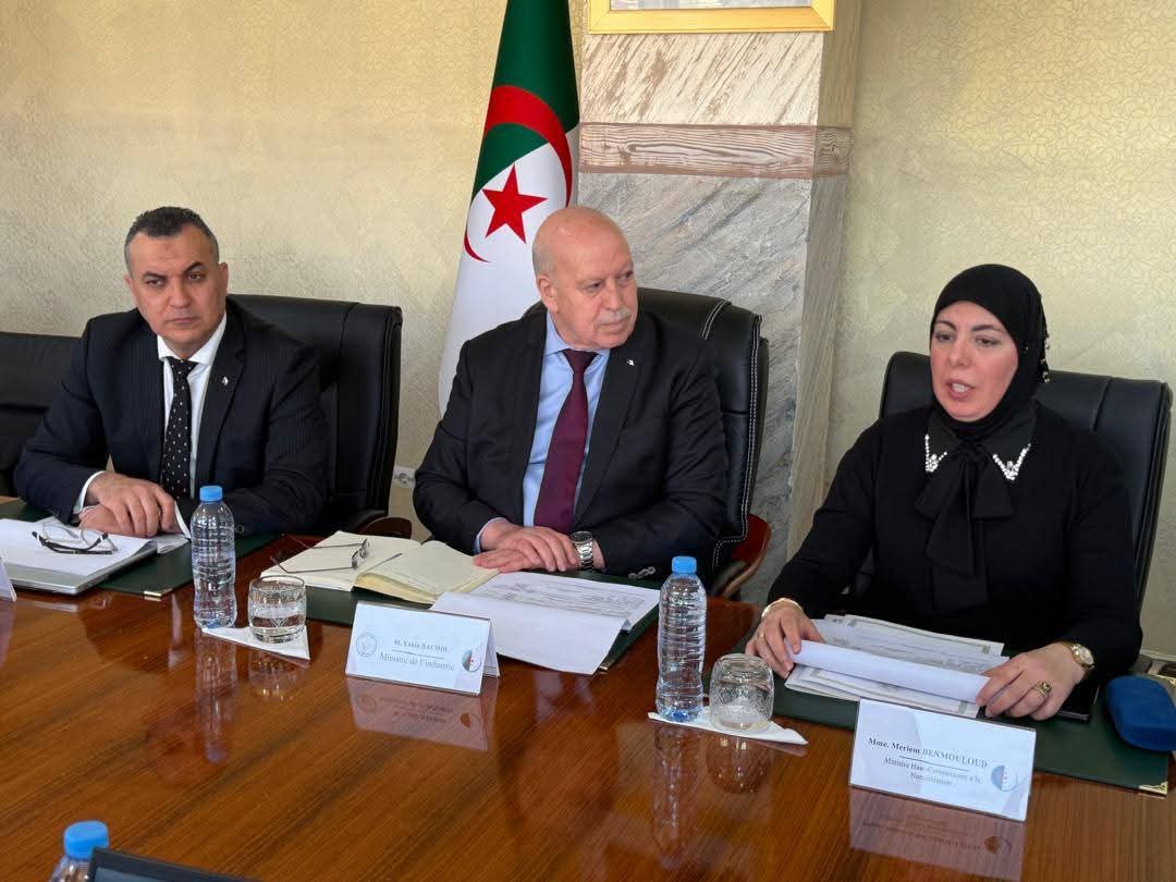 اجتماع تنسيقي بين وزارة الصناعة - المحافظة السامية للرقمنة ووزارة البريد لتعزيز تموين السوق بحلول رقمية