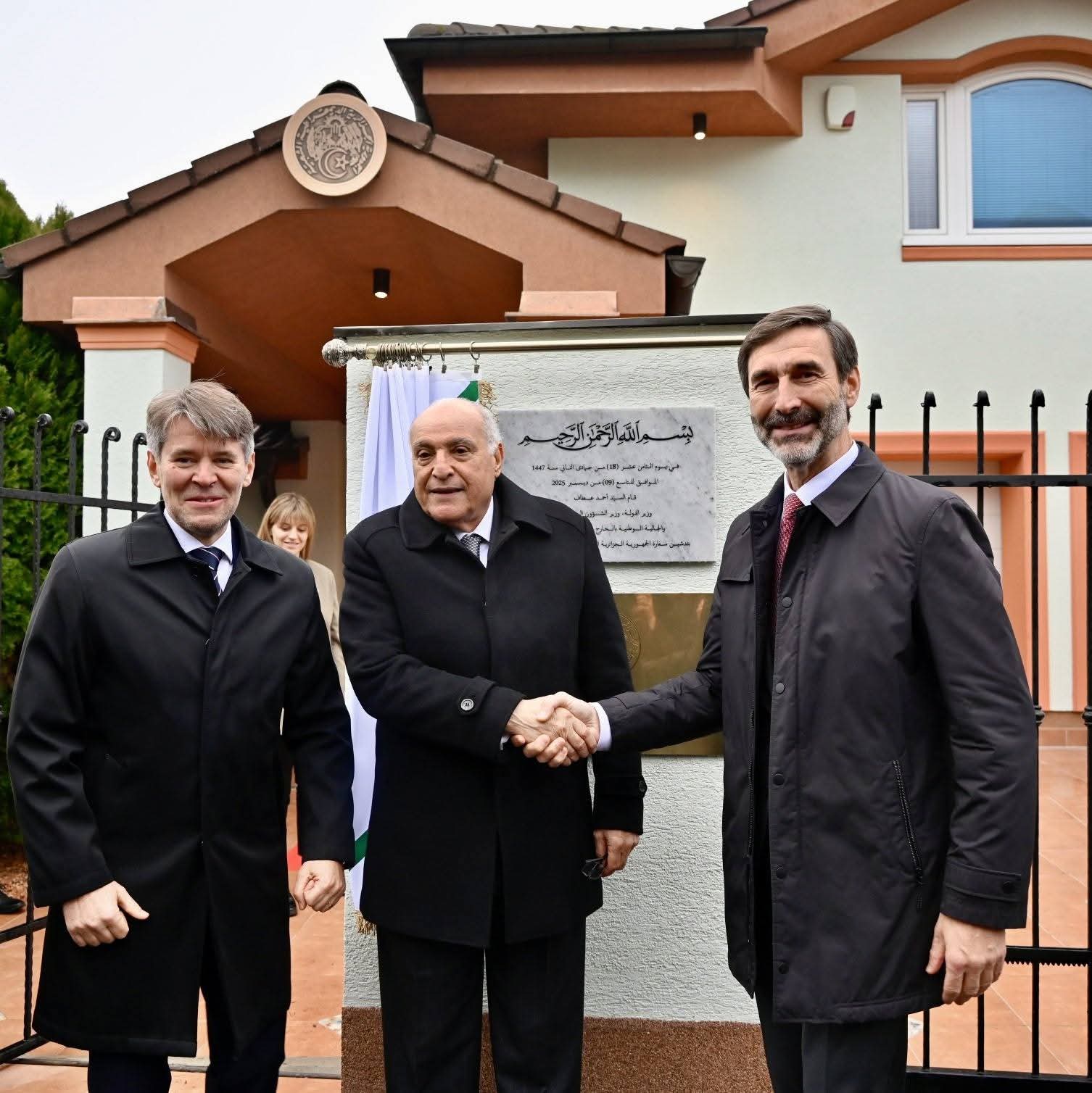 وزير الخارجية أحمد عطاف يدشّن مقر سفارة الجزائر ببراتسلافا