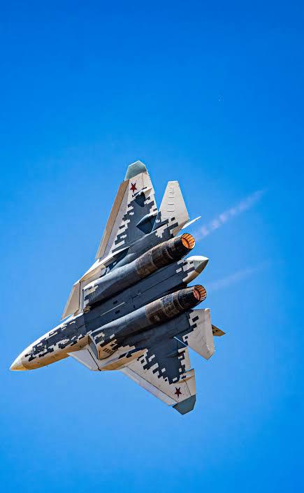 من "مايكل لانغلي" إلى "سوخوي 57" وألكسندر لوكاشينكو الشرق والغرب يستعرضان تحت سماء الجزائر