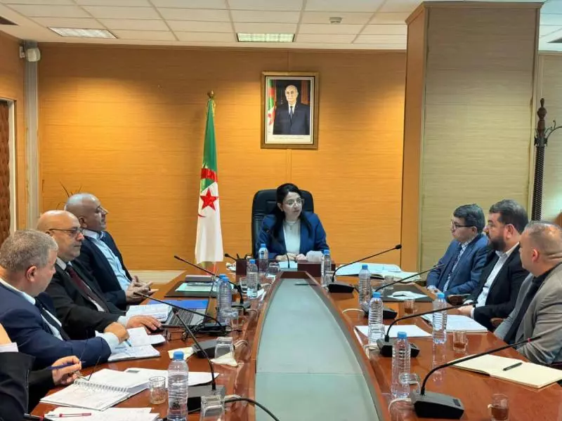 اجتماع مع ممثلي أصحاب المقاهي والحماصين لبحث مشاكلهم والتكفل الفعلي بها، لا سيما ذات الأولوية والطابع الاستعجالي