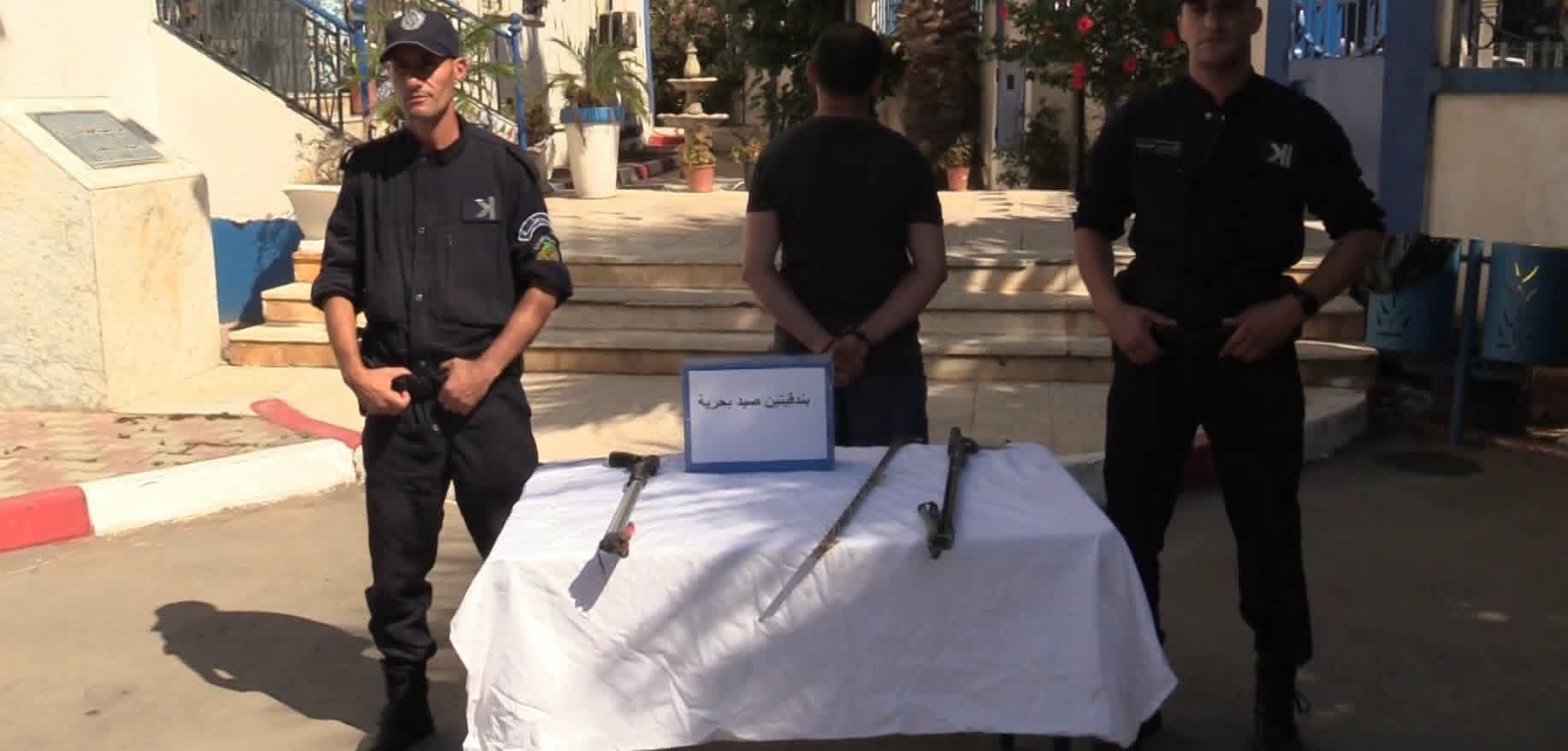 بعد سقوط شخص من أعلى صخور شاطئ برج الكيفان ووفاته شرطة العاصمة توقف المشتبه فيه في قضية سكب الزيت على الصخور