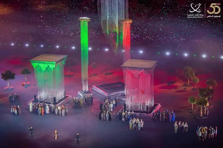 براهيمي يشعل افتتاح كأس العرب برفعه العلم الوطني بملعب البيت