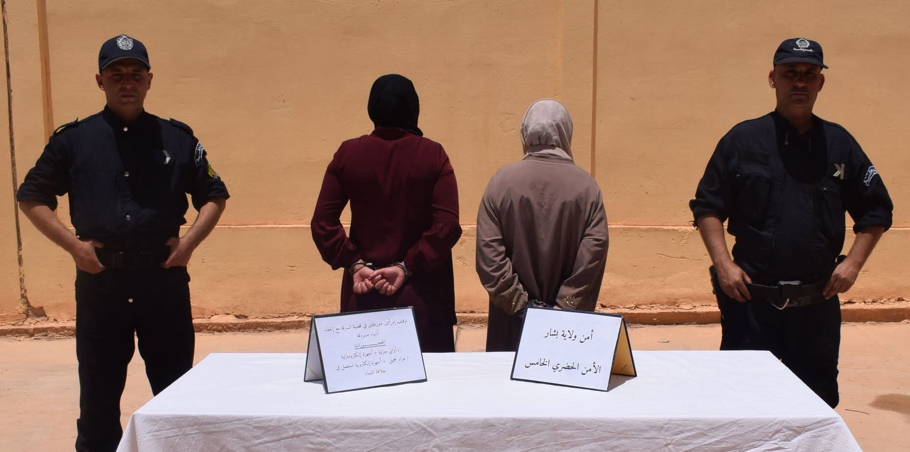 عقب استغلال تسجيلات كاميرات المراقبة.. توقيف امرأتين واسترجاع مسروقات من محلات تجارية ببشار