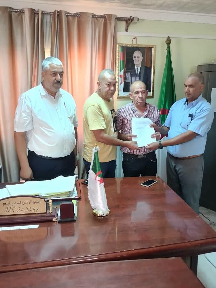 تواصل تسليم مقررات الإعانة العينية للفلاحين المتضررين من الحرائق