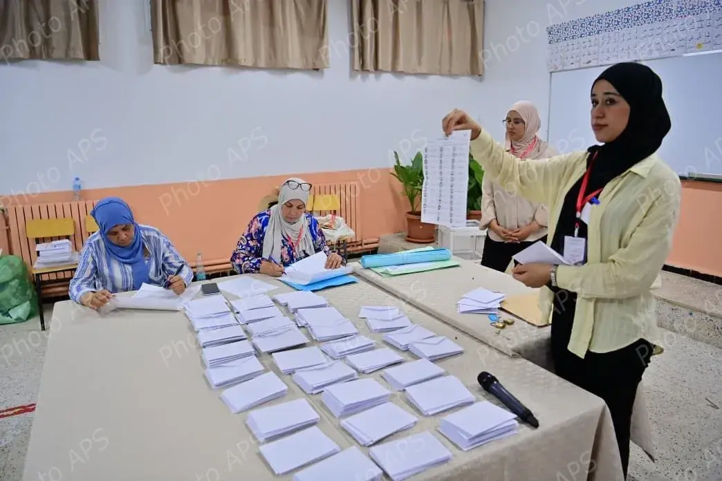 غلق مكاتب الاقتراع عبر التراب الوطني والشروع في عملية فرز الأصوات