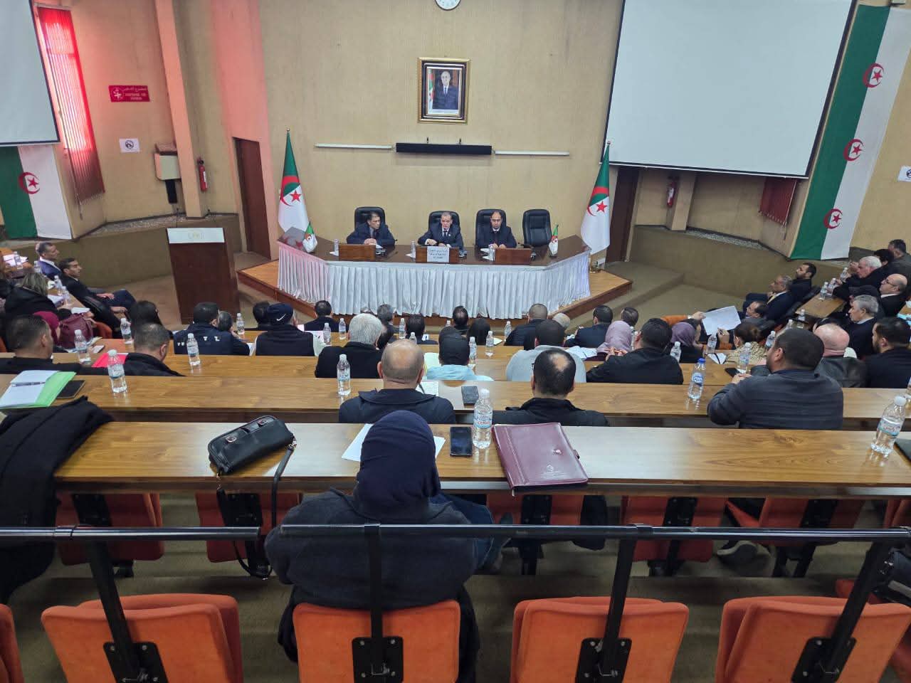 وزير التجارة الخارجية يشرف على لقاء مع متعاملين اقتصاديين أبرموا عقودًا تصديرية بالمعارض الدولية