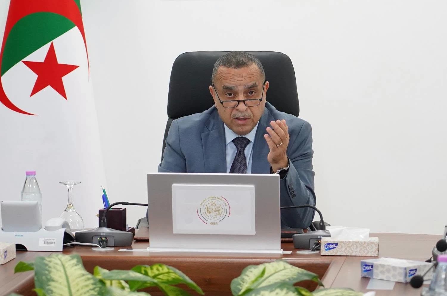وزير الطاقة يترأس اجتماعًا للإطارات المركزية والمسؤولين الرئيسيين بمجمع سونلغاز, تحضيرا لصيف 2027