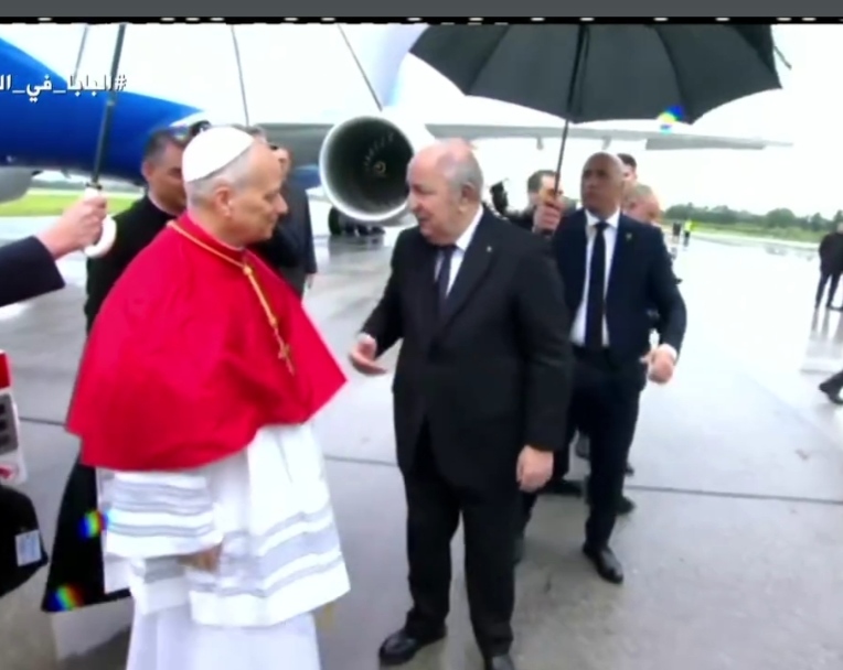 الرئيس تبون يستقبل بابا الفاتيكان ليو الرابع عشر بمطار مطار هواري بومدين