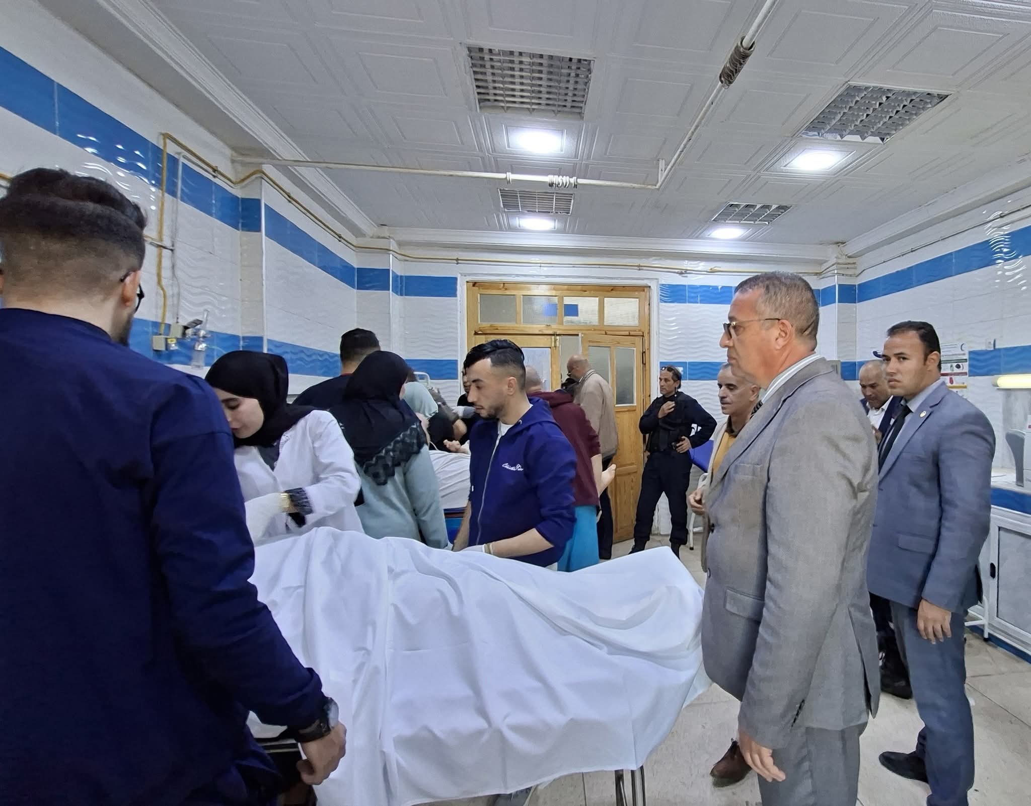 والي ولاية أم البواقي يعاين الحالة الصحية للمصابين في حادث سقوط رافعة