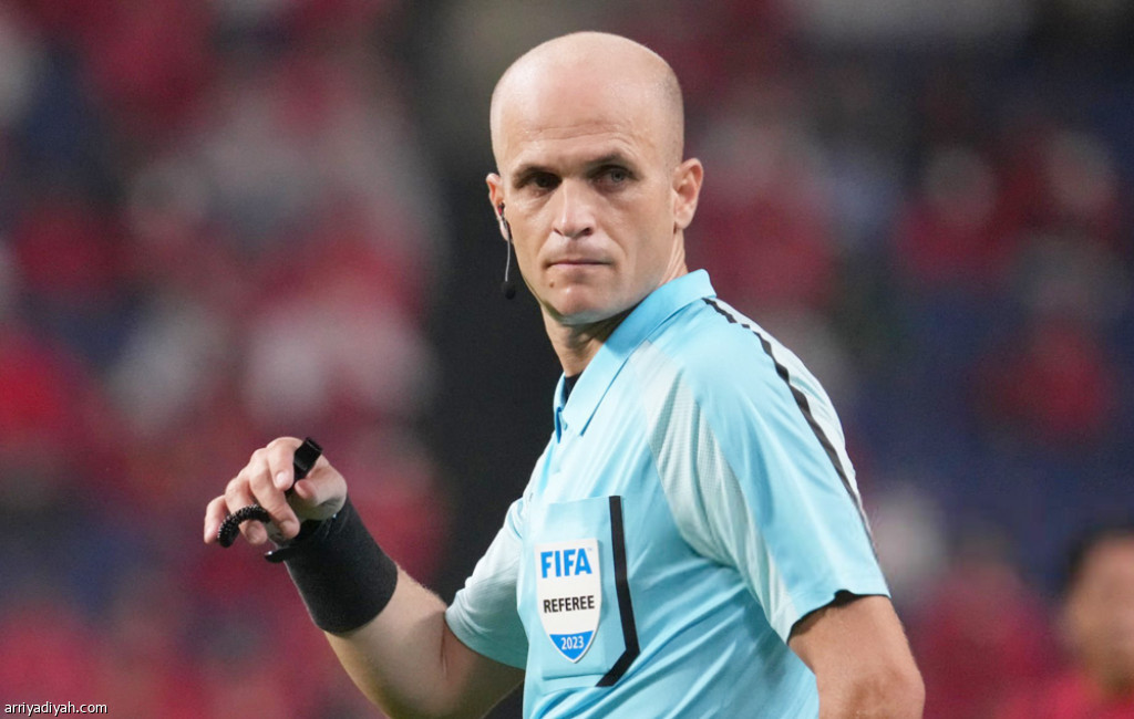 تعيين الحكم الأردني أدهم مخادمة لقيادة مواجهة الجزائر والإمارات في ربع نهائي كأس العرب