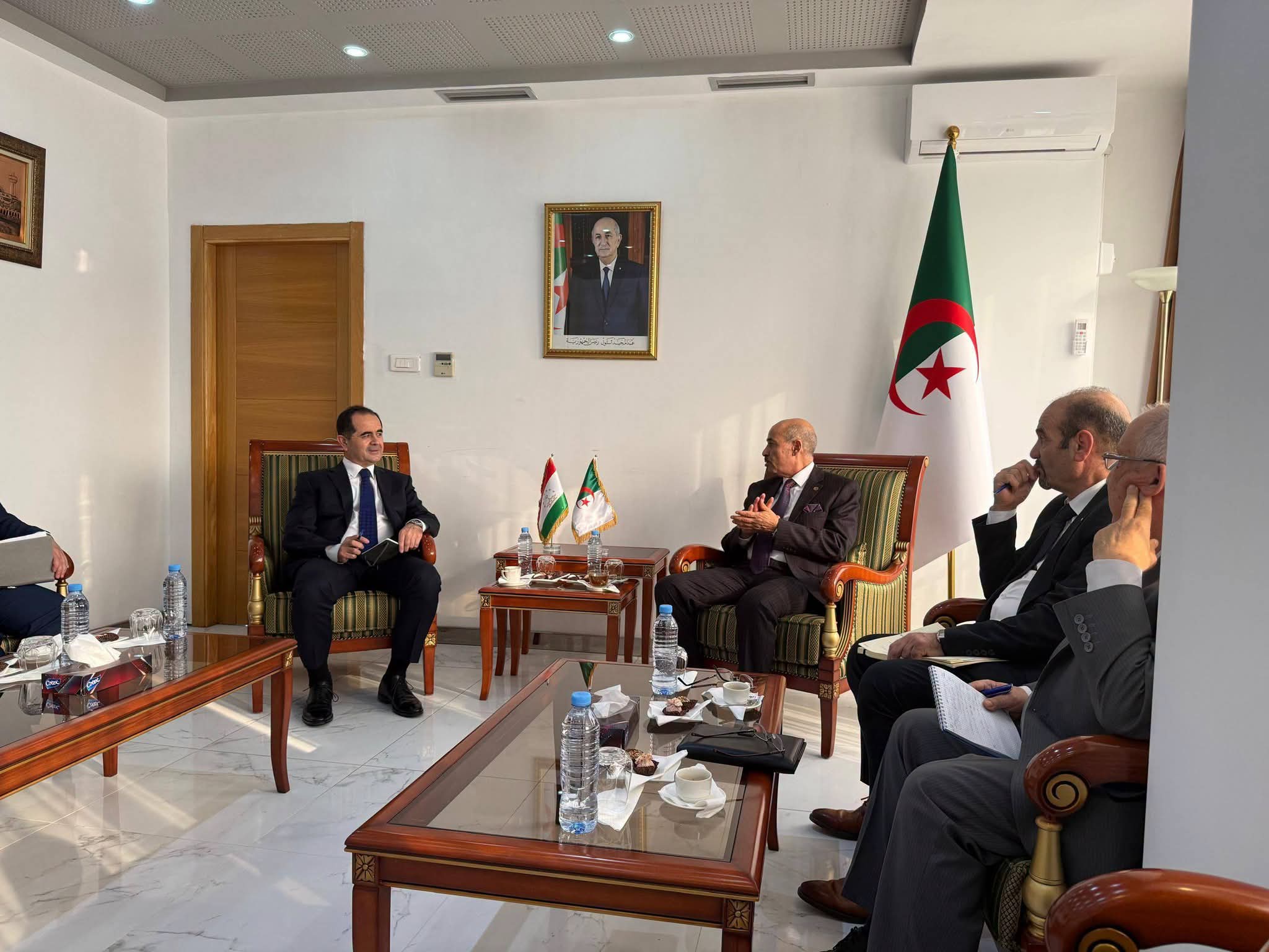 الجزائر وطاجيكستان تبحثان تعزيز التعاون الصناعي والشراكة الاقتصادية