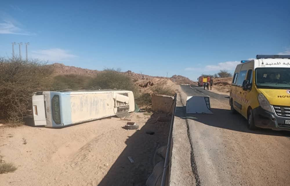 إصابة 12 شخصًا في انقلاب حافلة للنقل المدرسي بطريق تاهيفت بتامنغست